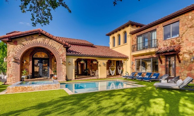 Lake Pointe House | 4 BDRM Home W/Pool & Amazing Views! Mins to Lakes, shops and restaurants