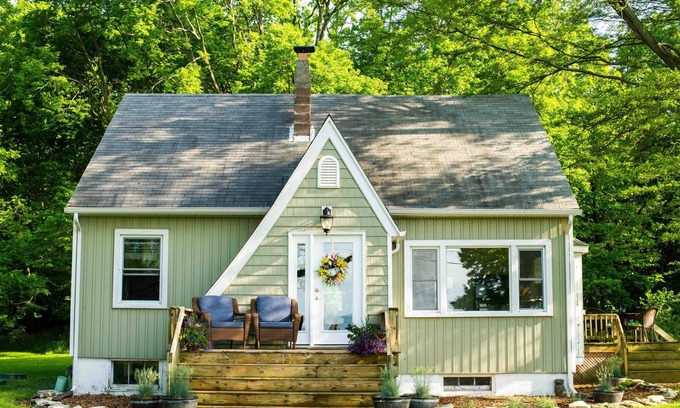 Kingsville Cottage | 4 Bdrm Lakefront Retreat-Private Idyllic Forest with Trail-High Speed Internet