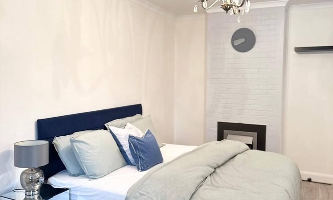 Becontree House | 4 Bed House-Garden-Parking-15 min Elizabeth Line