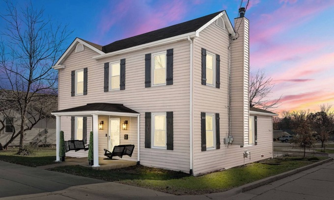 Wentzville House | 4-bed house in Wentzville next to restaurants/event space/"Free food and drink"