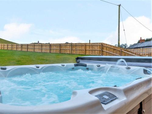 Caersws House | 4 Bed in Llandrindod Wells 86118