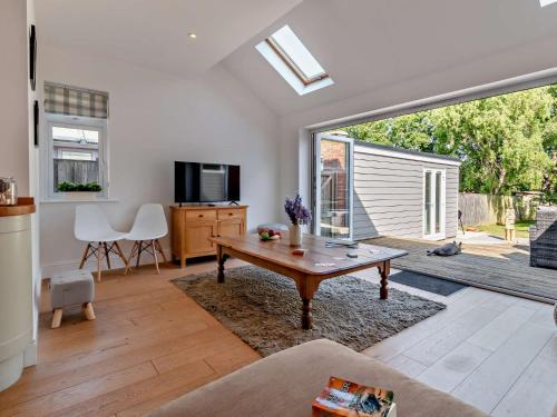 Ryde House | 4 Bed in Ryde 95058