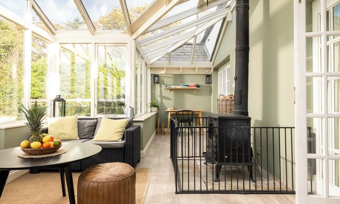 New Forest District Cottage | 4 bedroom accommodation in Tiptoe, near Lymington