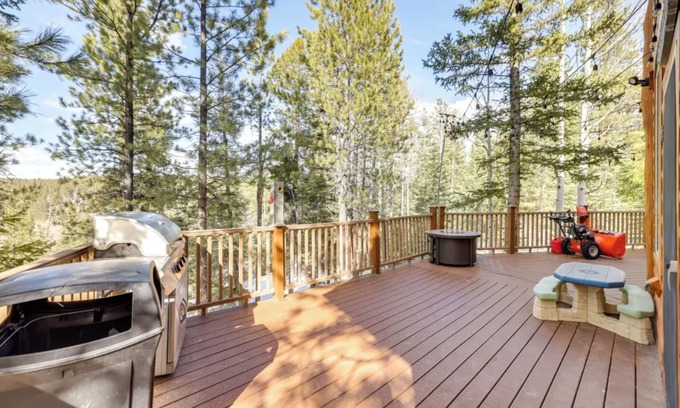 Duck Creek Village Ski Chalet | 4-bedroom chalet in amazing Duck Creek Village with wrap around decks