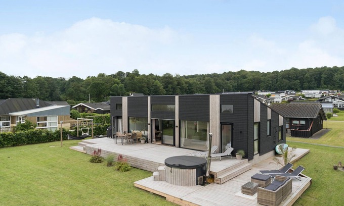 Grønninghoved Strand House | 4 bedroom gorgeous home in Sjølund