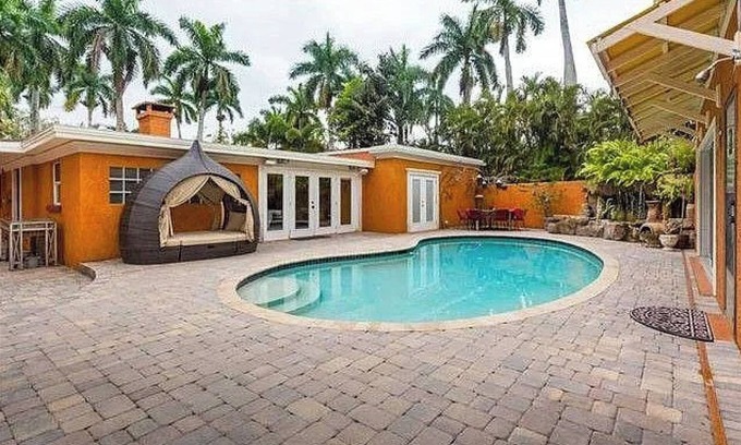 Fort Myers House | 4-bedroom home off McGregor with guesthouse, pool and large yard in Fort Myers