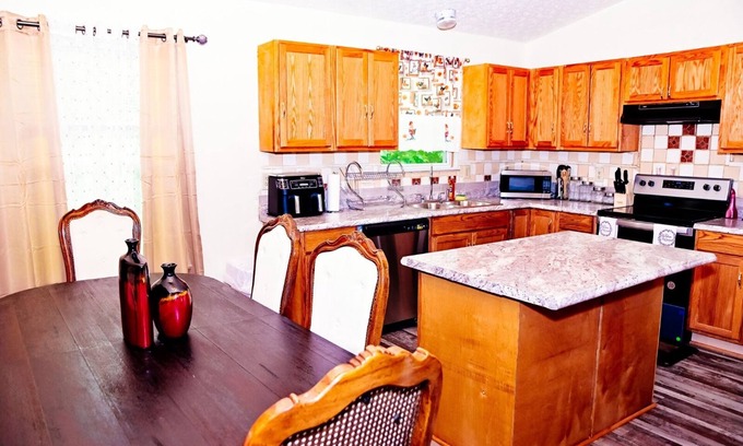 Columbus House | 4 Bedroom home w/fireplace