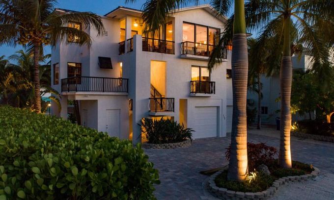 Islamorada House | 4 Bedroom home w/pool, DOCKAGE, beach access & more in Islamorada