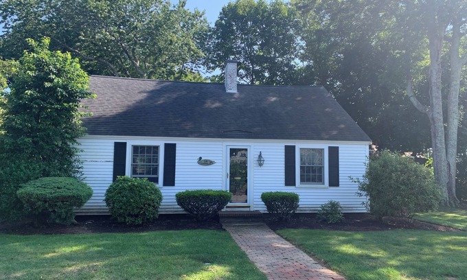 Falmouth House | 4-bedroom house. 5 minute walk to beach, 1 mile to historic Falmouth center