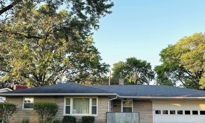Indianapolis House | 4-bedroom house in marvelous Speedway close to Downtown &IMS