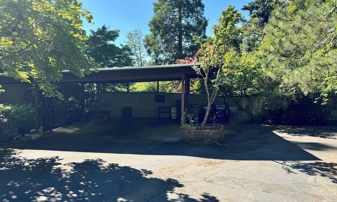 Southeast Eugene House | 4-bedroom house on 4 peaceful acres in South Eugene with WiFi, AC & EV charging!