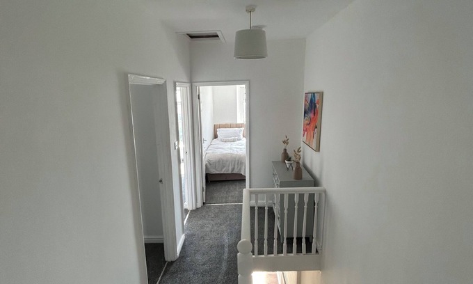 Castle House | 4 Bedroom House, Sleeps 7 - Central & Pet Friendly