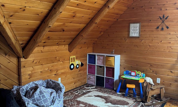 Barryton Cabin | 4-bedroom log cabin lodge with Heated in-ground pool, fiber internet and AC