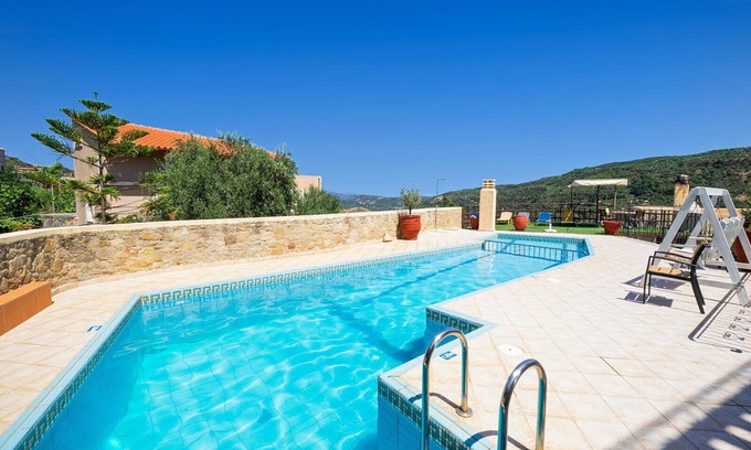 Tsourouniana House | 4-bedroom Topolia House with shared pool