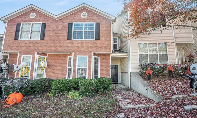 Conyers House | 4-bedroom townhome in marvelous Conyers with WiFi, AC