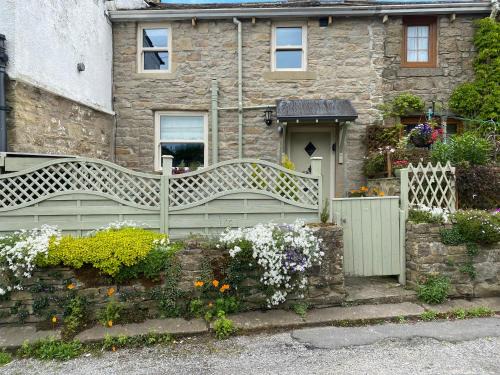 Barnoldswick House | 4 Castle View