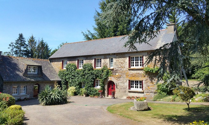 Saint-Nicolas-du-Pelem House | 4 Houses with heated pool & WIFI, Kermarch village sleeps 28 .Max 18 adults