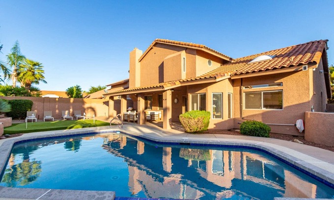 Paradise Park Vista House | 4 King Beds | 3 Showers | Pool, Hottub & Putt Grn.