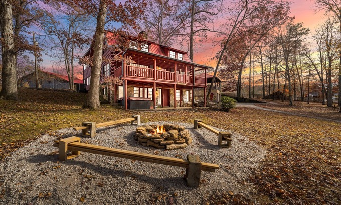 Knoxville Cabin | 4 Log Cabins on 16 acres near UTK, sleeps 31, Fireplaces, Hot tubs, Fishing