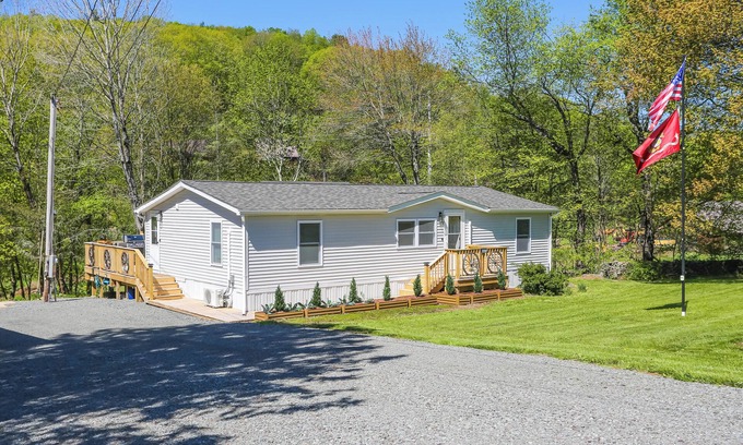 Callicoon House | 4 Mi to Delaware River: Callicoon Retreat w/Deck!