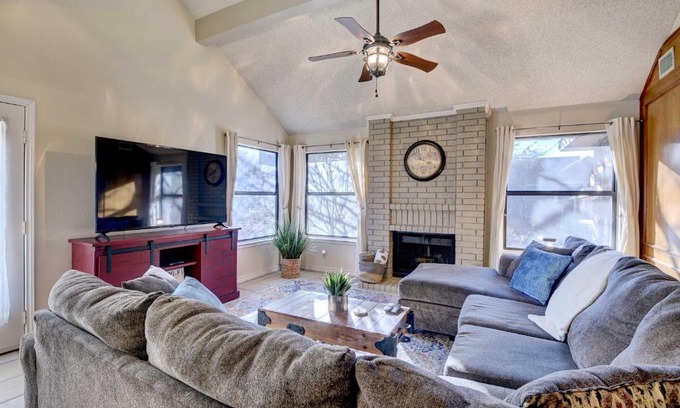South Arlington House | 4 Mi to Joe Pool Lake Home in Grand Prairie