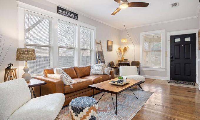 Georgetown House | 4 min walk to Town Square! 3bd 2bath cozy Historical home