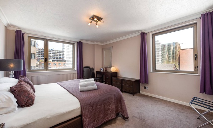 Tower Hill Apartment | 4 minute walk to Tower Bridge, fast wifi, lifts, 2 bedrooms, 2 WCs, top floor