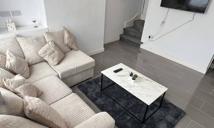 Coventry House | 4 person cosy full house with garden access - close to city centre and CBS arena