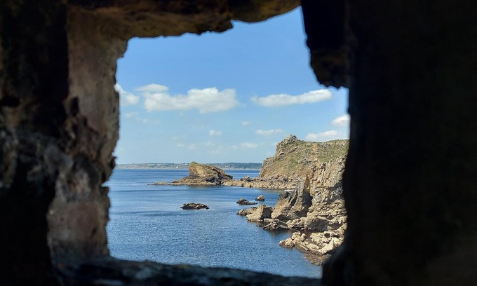 Plomodiern Cottage | 4-person gite, typical Breton farmhouse between sea and countryside