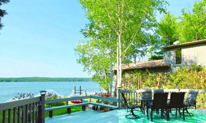 Springwater Cottage | 4 Seasons Cottage Welcome to our stunning lakefront cottage in Elmvale, Ontario.