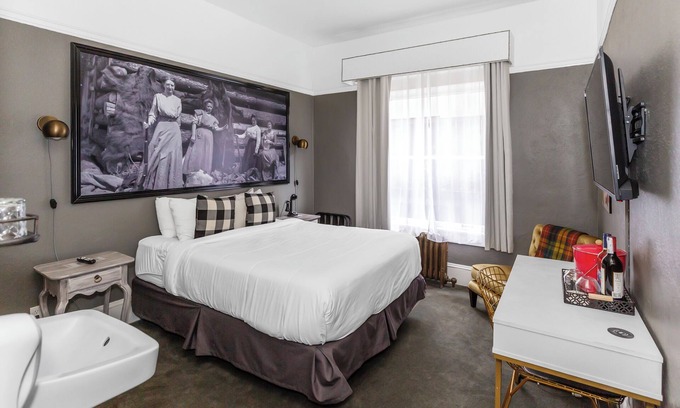 Hood River Hotel | 4 Seasons of Fun! Restaurant, Minutes to Port Marina Park and Mt. Hood Meadows