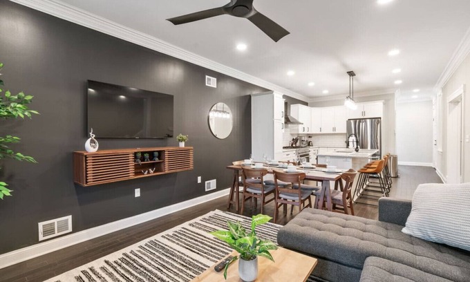 Shadyside Apartment | 4 Story Home|Triple King|Backyard|UPMC Shadyside