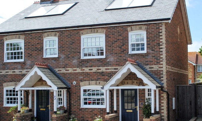 Freshwater Cottage | 4 THE OLD SMITHY, family friendly, with a garden in Freshwater