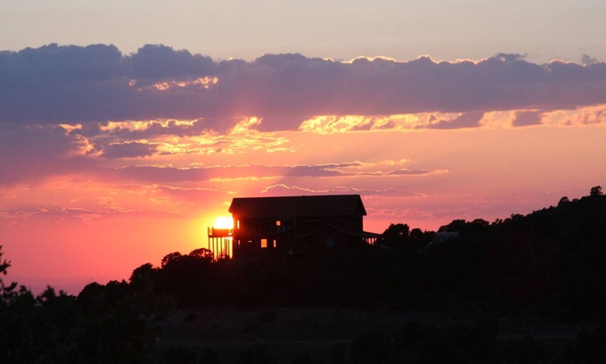 Spanish Valley Cabin | 40%OFF 9/1-9/15/25 Note: Summer25 at booking. Cedar Bend Lodge Cabin @ Whispering Oaks, 20 miles from Moab!