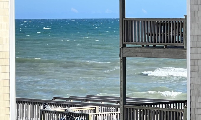 Surf City House | 40 STEPS to the beach. 4bdrm home, dog friendly, decks, ocean views
