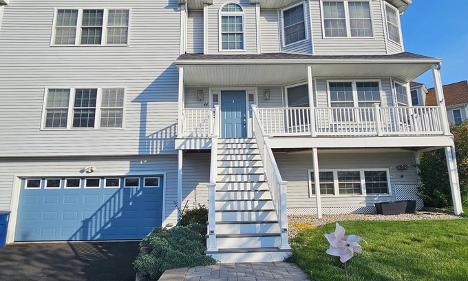 East Shore House | 4000+ SqFt Home. Amazing Views, Private, Close to Downtown and Yale Univeristy