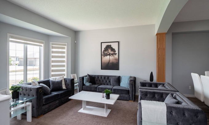 Winnipeg House | (46) Charming Retreat in Tranquil Neighbourhood