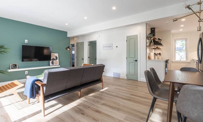 Rosemount House | 48H-1 · Kingsdale 3 beds Paradise Close to Public Transit