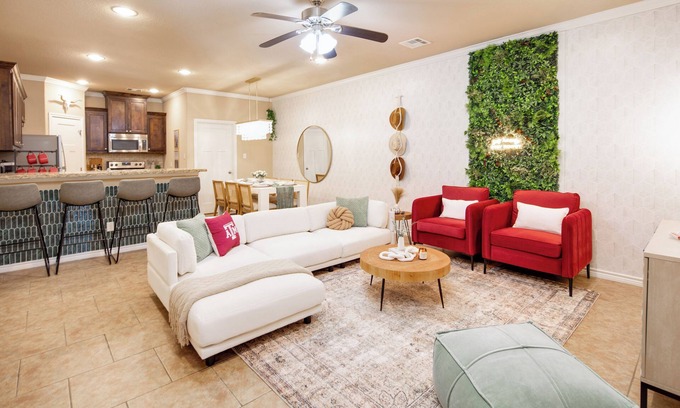 Wellborn House | 4bd/4bath w/Community Pool & Beach Volleyball - 6mins to Kyle Field