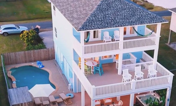 Port Bolivar House | 4BD | Private Pool | Hot Tub | 3min walk to beach