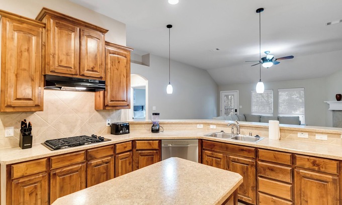 Burleson House | 4BR/3BA/7BED/5Tv with pool table big house