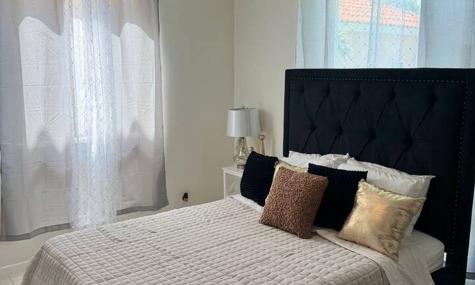 McAllen House | 4BR Architectural Delight/King Bed/Electric Fire