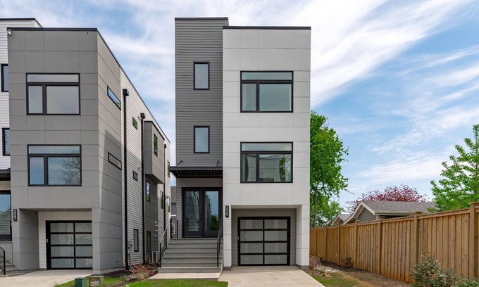 Downtown House | 4br House Ensuite with Amazing Day & Night Roof Top Views in Raleigh