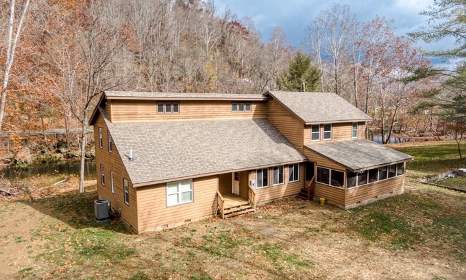 Kellysville Cabin | 4BR Lodge on Wolf Creek – Fishing, Hiking, New River Fun & Hokie Weekends