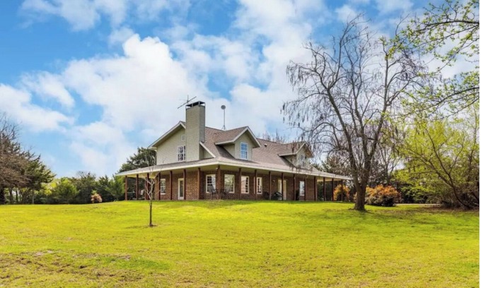 Princeton House | 5 Acre Home Getaway fully Furnished. 2 stories w pickleball & bball lit court