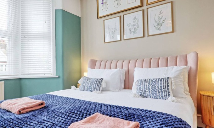 Southend-on-Sea House | 5 Bed, Garden, Parking with sofa Bed