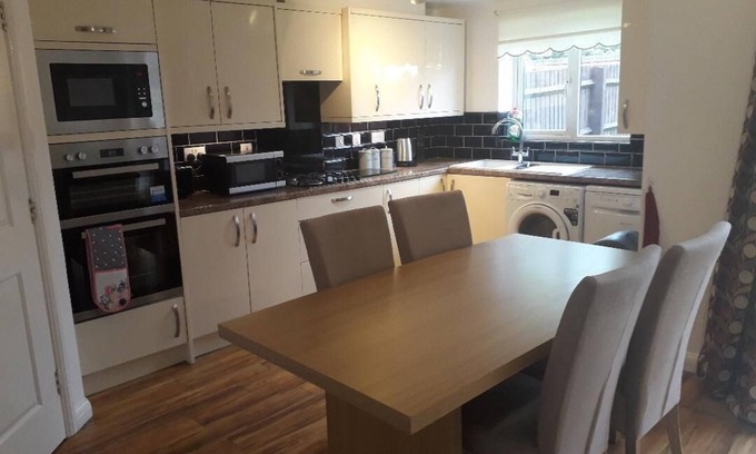 Wolverhampton House | 5 bed house with free secure parking in pleasant quiet location