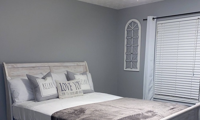 Riverdale House | 5 bedroom home 15 mins from Airport