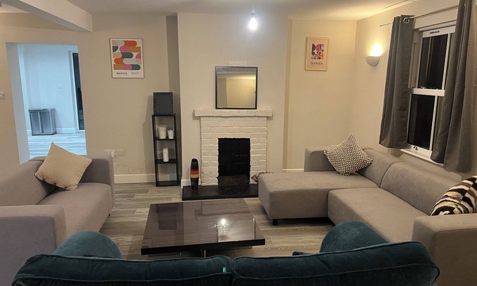 Little Kimble House | 5 Bedroom house with plenty of space. Perfect for families and contractor stays!