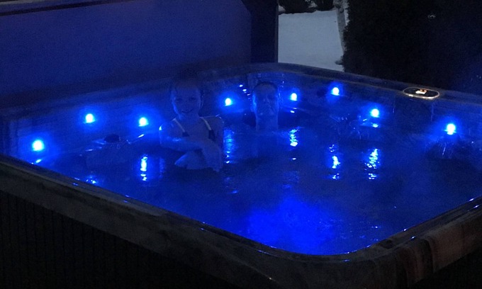 Oshkosh House | 5 Bedroom, sleeps 10-12, Hot Tub, Only minutes away from EAA